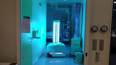 Lichtroboter reinigt ein Krankenzimmer (Bild: imago images/ZUMA Wire)
