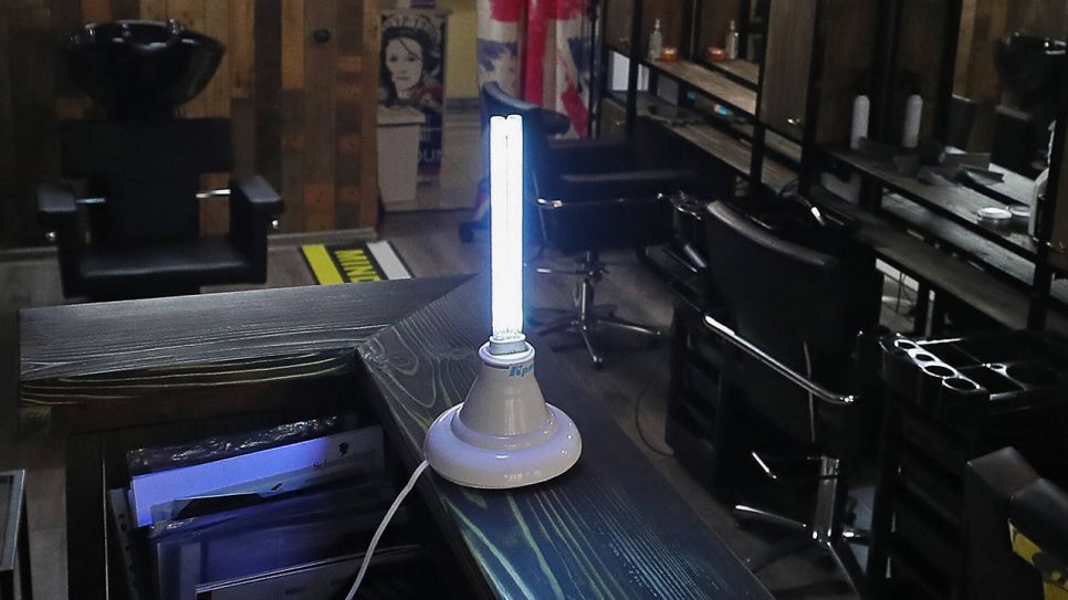 Kleine UV-Lampe steht in leerem Raum auf einem Holztresen (Bild: imago images / ITAR-TASS)