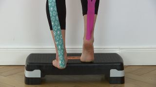 Beine, beklebt mit Tapes, trainieren auf Stepper (Bild: rbb)