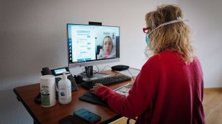 Ärztin im Patientengespräch via Videochat (Bild: imago images/Hans Lucas)