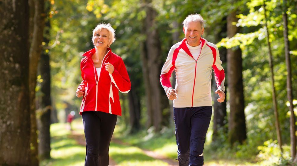 Paar im mittleren Alter joggt durch den Wald (Bild: Colourbox)