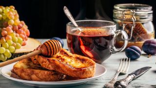 French Toasts mit Honig, Früchten und Tee (Quelle: imago/ Panthermedia)
