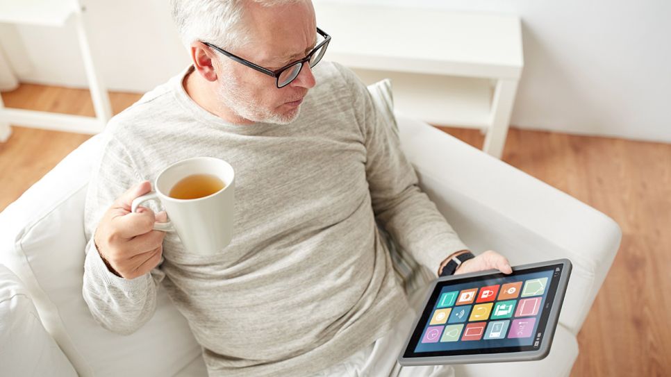 Senior mit Smarthome Bedienung und Tee auf Sofa (Bild: Colourbox)