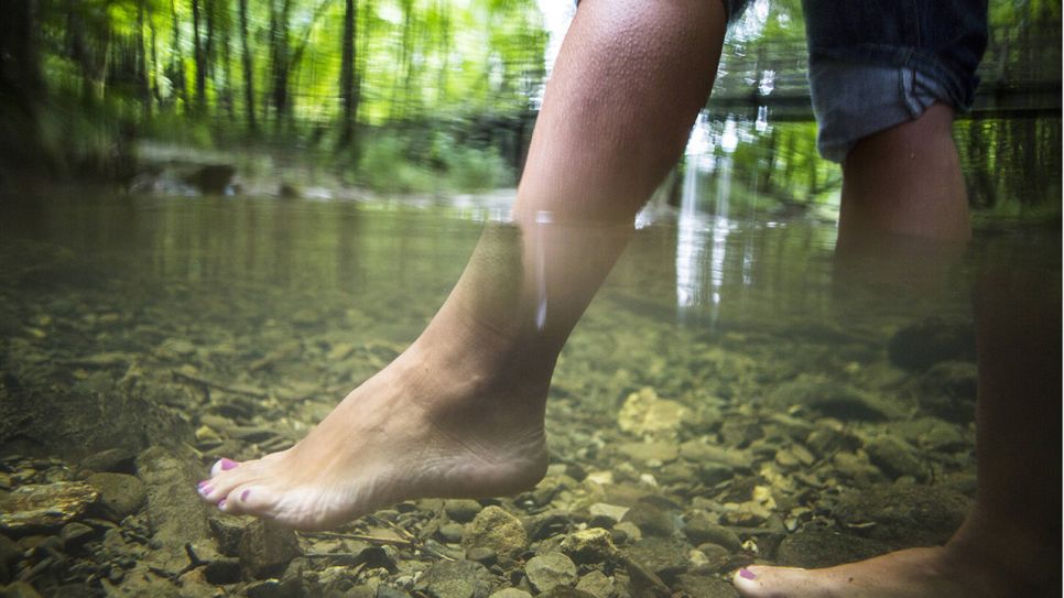 Füße einer Frau beim Wassertreten in Waldbach (Bild: imago images/Jochen Tack)