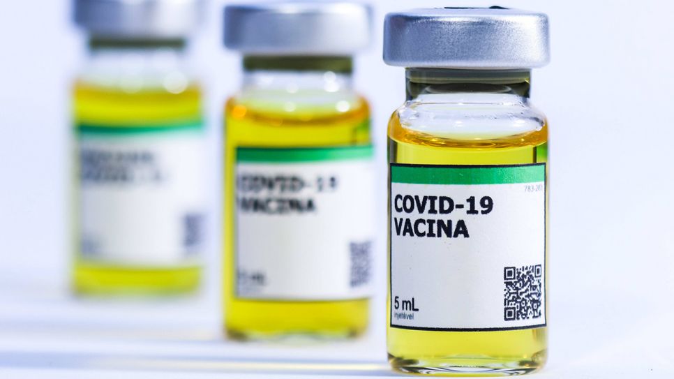 Ampullen mit COVID-19-Impftstoff-Ettiketten in Reihe (Bild: imago images/Fotoarena)