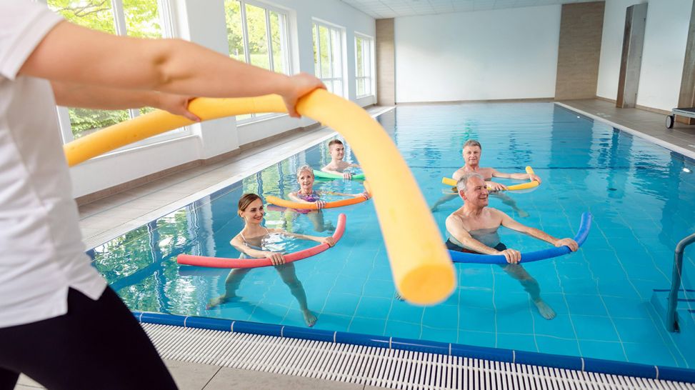 Menschen in Schwimmbad machen Aquafitness (Bild: imago images/Panthermedia)