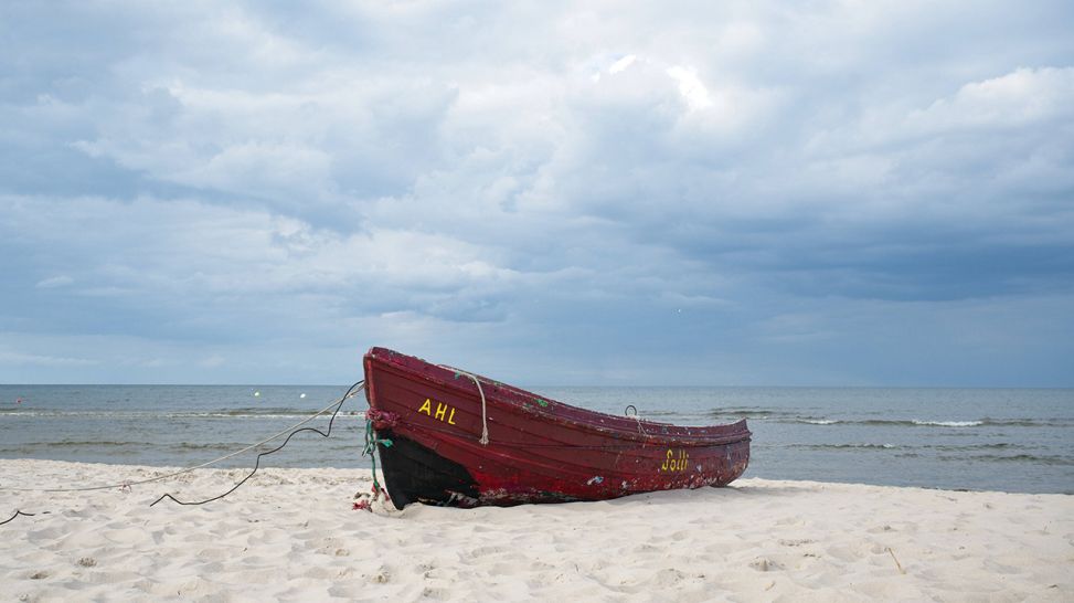 Boot an einem Strand bei Ahlbeck (Bild: imago images/Eibner)