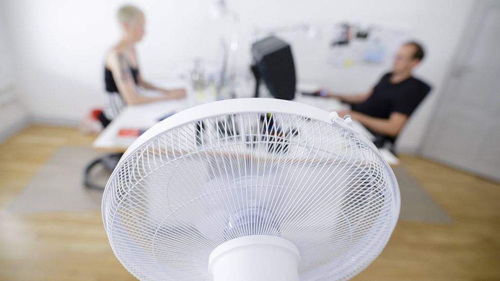 Ventilator in einem Büro (Bild: imago images/photothek)