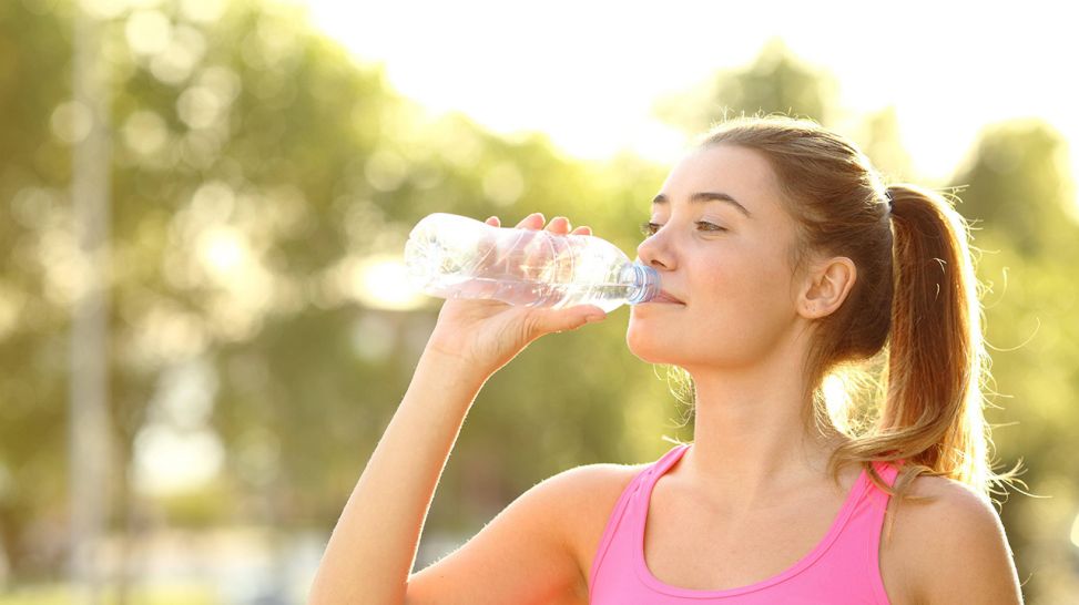 Junge Frau trinkt Wasser aus Plastikflasche (Bild: imago images/Panthermedia)