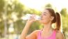 Junge Frau trinkt Wasser aus Plastikflasche (Bild: imago images/Panthermedia)