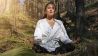 Frau meditiert im Wald (Bild: imago images/U. J. Alexander)