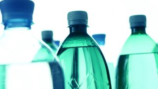 Wasserflaschen aus Plastik (Bild: imago images/blickwinkel)