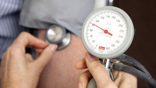 Hände einer Ärztin beim Blutdruckmessen (Bild: imago images/Jochen Tack)
