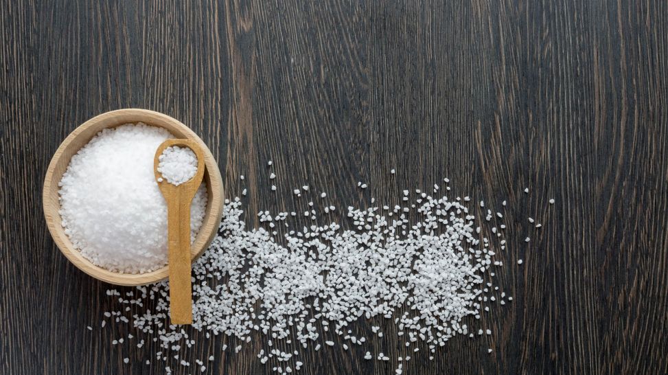 Holzschällchen mit Salz auf einem Holztisch (Bild: imago images/agefotostock)