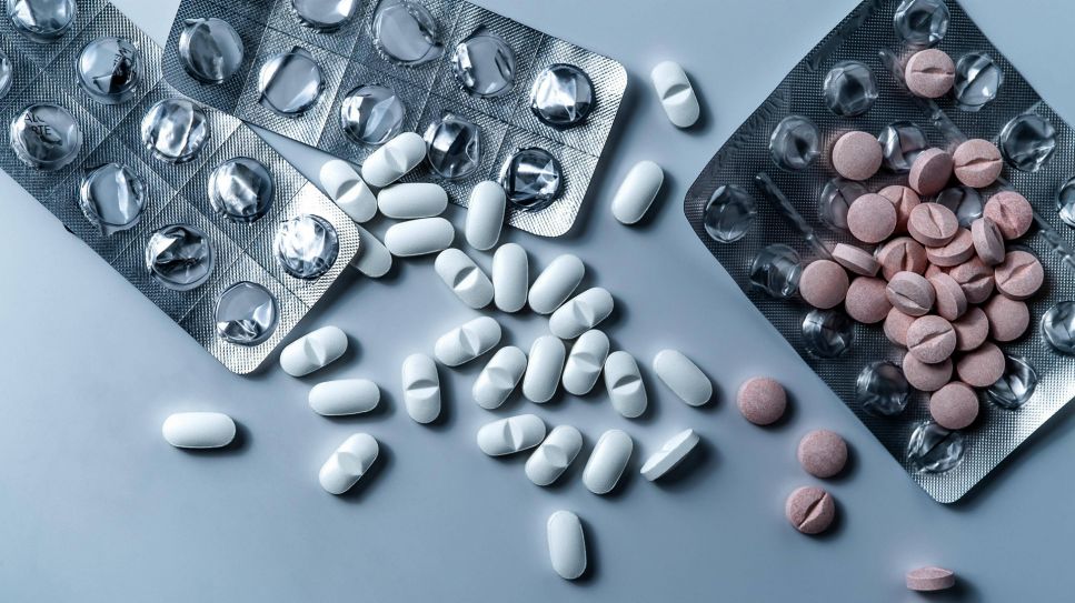 Verschiedene Medikamente und ihre Verpackungen (Quelle: imago/Panthermedia)