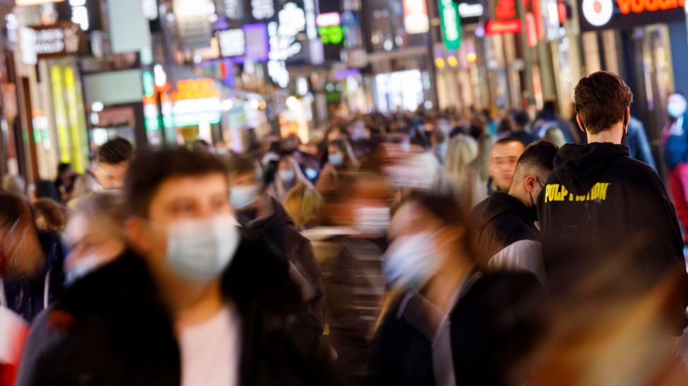 Menschen in Einkaufspassage mit Masken auf (Quelle: imago/Future Image)