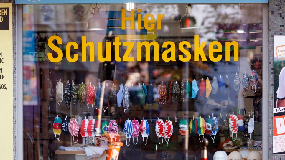 Geschäft mit Stoffmasken zum Verkauf (Quelle: imago/Future Image)