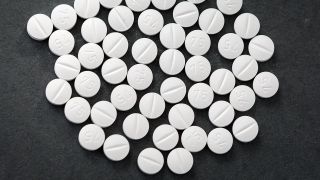 Thyroxin-Tabletten auf schwarzem Grund (Bild: imago images/M. Zettler)