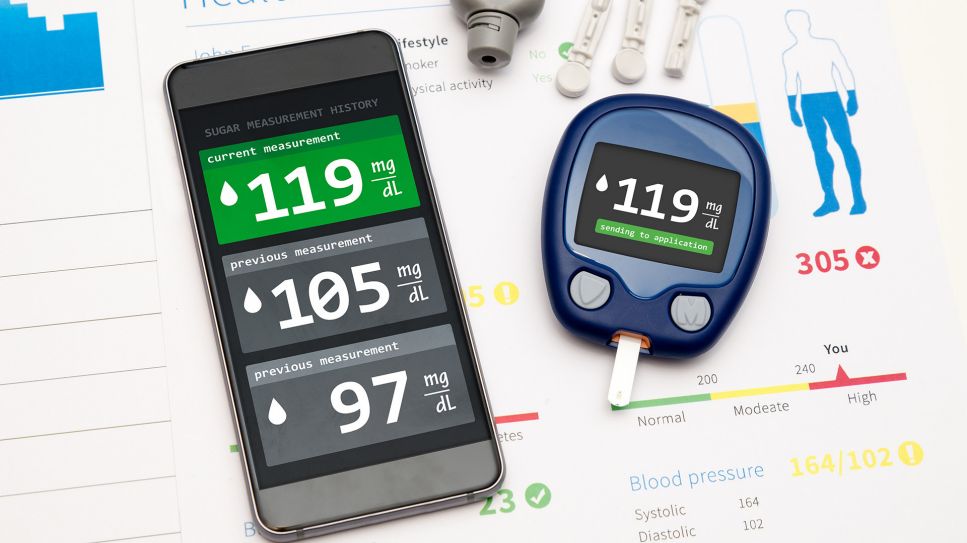 Blutzuckermessgerät auf Tisch überträgt Daten an Smartphone (Bild: Colourbox)