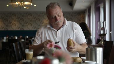 Mann frühstückt im Hotel (Bild: NDR/rbb)