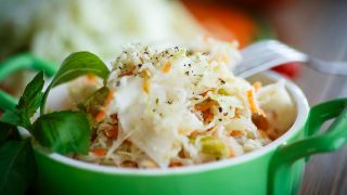 Weißkohl-Apfel-Salat mit Kaarotten in Schale (Bild: imago images/agefotostock)