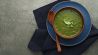 Schale mit Grünkohlsuppe auf Tisch (Bild: imago images/Panthermedia)