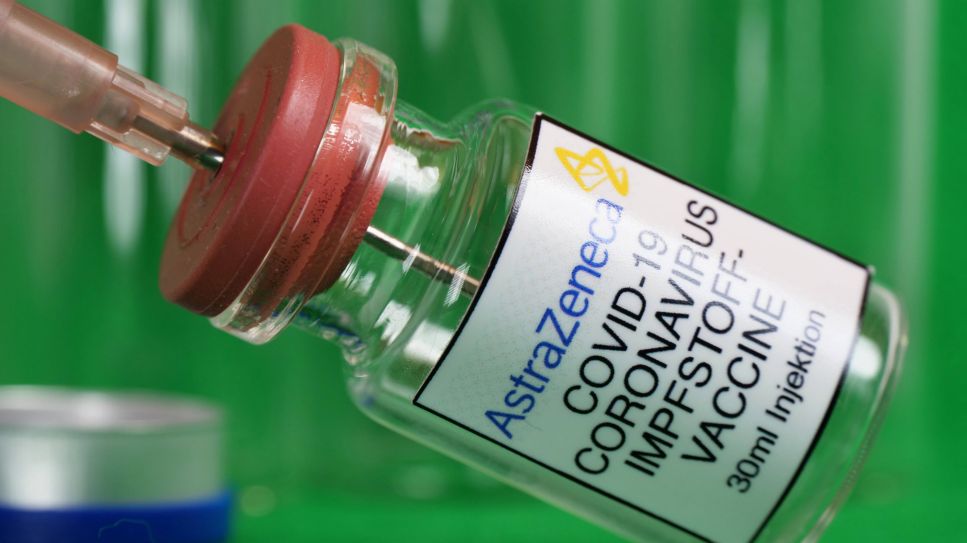 Coronaserum-Impfstoffdose von AstraZeneca (Quelle: imago /Martin Wagner)