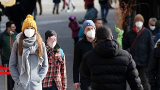 Menschen auf der Straße mit FFP-Masken (Bild: imago images/IPA Photo)