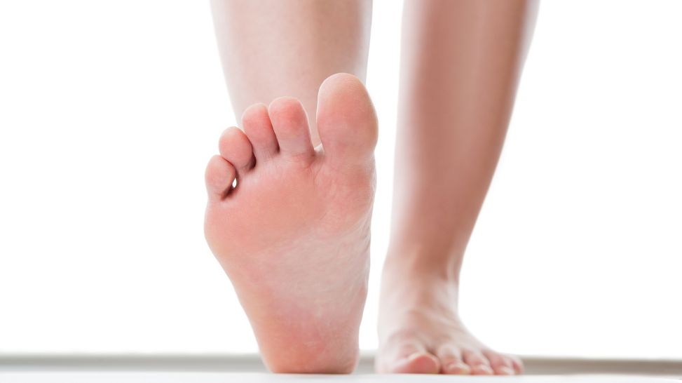 Angehobener nackter Fuß zeigt Fußsohle (Bild: imago images/agefotostock/staras)