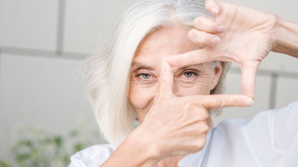 Frau hält zu Rechteck geformte Hände vor Gesicht (Bild: imago images/Westend61)