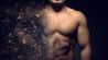 Muskulöser Körper eines Mannes atomisiert sich durch digitalen Effekt (Bild: imago images/Panthermedia)