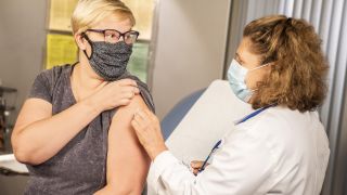 Ärztin bereitet Impfung von Frau vor (Bild: unsplash/CDC)