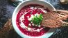 Suppe von Roter Beete mit Brotscheibe (Bild: unsplash/Max Nayman)