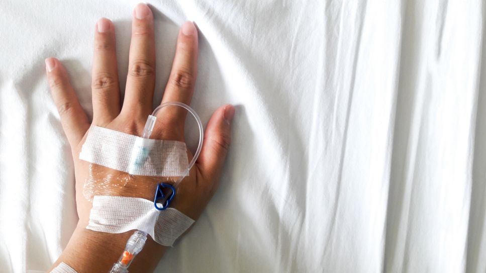 Hand mit medizinischem Port für Chemo (Bild: imago images/agefotostock)