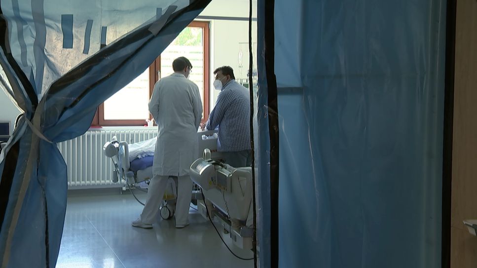 Arzt und Helfer stehen an Krankenbett im Krankenhaus (Bild: rbb)