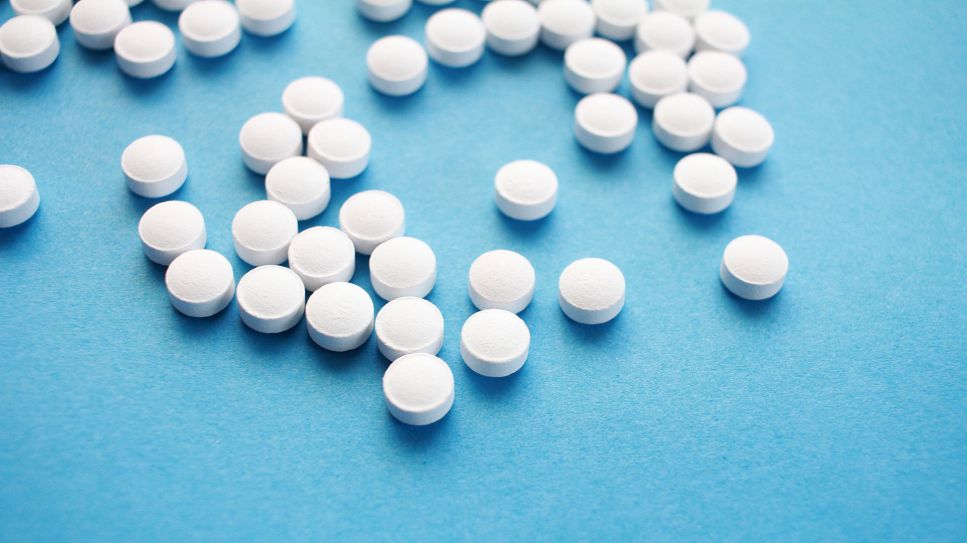 Weiße Tabletten auf hellblauemTisch (Bild: unsplash/halgatewood)