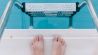 Nackte Füße am Schwimbadbeckenrand vor Leiter (Bild: unsplash/Angelo Pantazis)