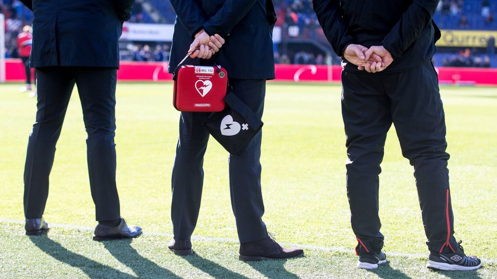Defibrillator am Rand eines Fußballfeldes (Bild: imago/sportfotodienst ANP)