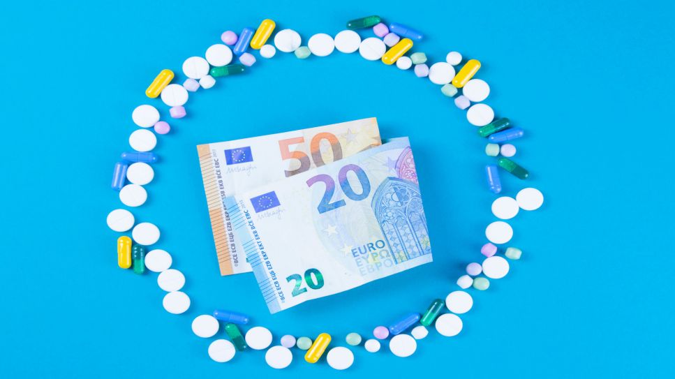 Tabletten liegen im Kreis um zwei Eurogeldscheine (Bild: imago/Panthermedia)