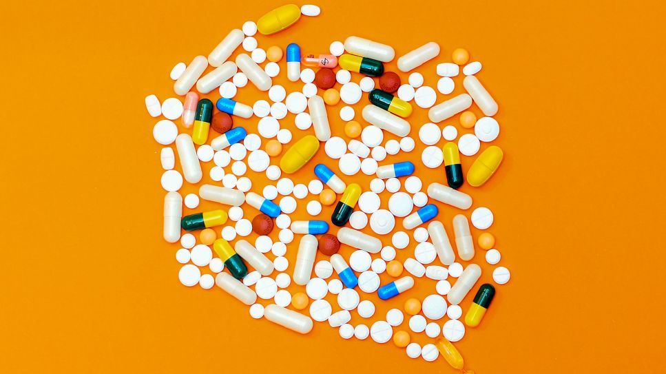Pillen auf orangefarbenem Hintergrund (Bild: unsplash/Michal Parzuchowski)