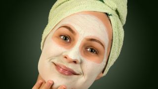 Frau mit Gesichtsmaske (Quelle: imago/Baiajaku)