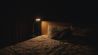 Nachtischlampe neben leerem Bett (Bild: unsplash/JP Valery)