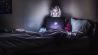 Junge Frau sitzt mit Laptop im Bett (Bild: unsplash/Victoria Heath)
