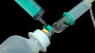 Infusionsgerät für Druck- und Schwerkraftinfusionen mit einer Injektionsspritze (Quelle: imago/imagebroker)