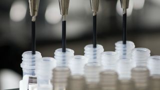 Mechanische Pipettenreihe steckt in Laborfläschchen (Bild: unsplash/National Cancer Institute)