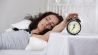Frau stellt im Schlaf Wecker aus (Quelle: imago/Dmitriy Melnikov)