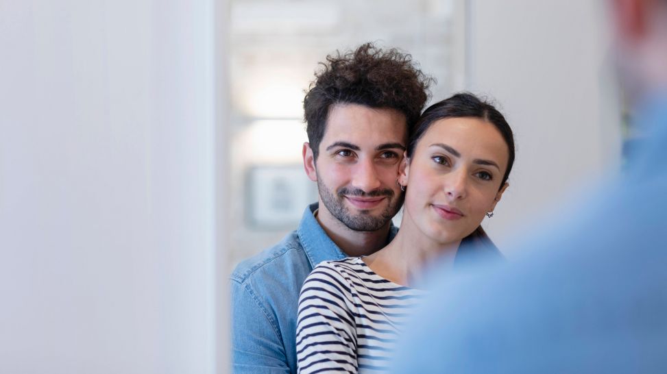 Frau und Mann schauen glücklich in den Spiegel (Quelle: imago/Westend61)
