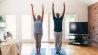 Mann und Frau machen zu Hause Yoga (Quelle: imago/Cavan Images)