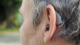 Hörgerat am Ohr eines älteren Mannes (Bild: imago/imagebroker)
