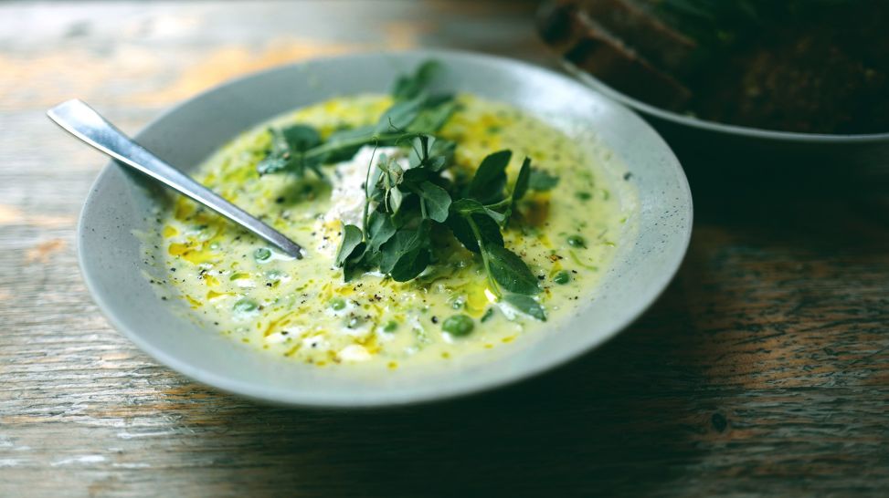 Grüne Suppe in Teller auf einem Tisch (Bild: unsplash/Sofia Lyu)